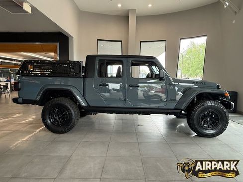 New 2025 Jeep Gladiator Sport AWD/4WD image 3