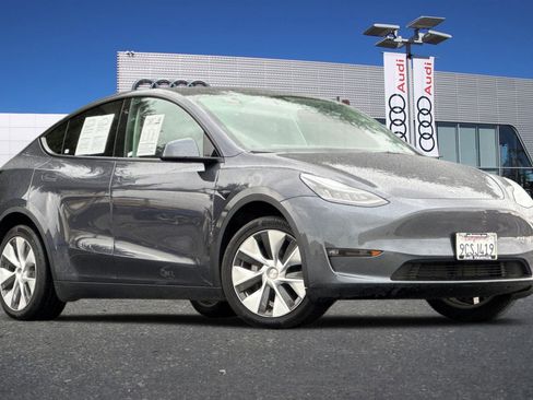 Used 2022 Tesla Model Y Long Range image 1