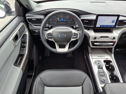 Used 2023 Ford Explorer XLT AWD/4WD image 12