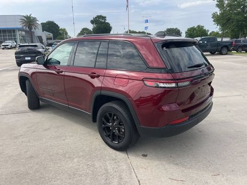 Used 2025 Jeep Grand Cherokee Altitude AWD/4WD image 4