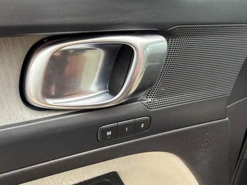 Used 2023 Volvo XC40 B5 Plus image 19