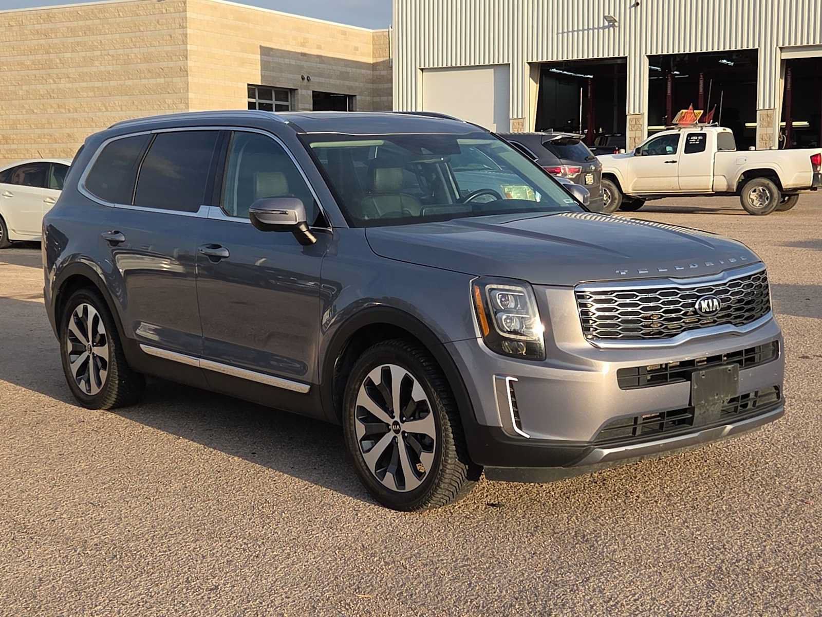 Used 2021 Kia Telluride EX w/ EX Premium Package FWD image 2