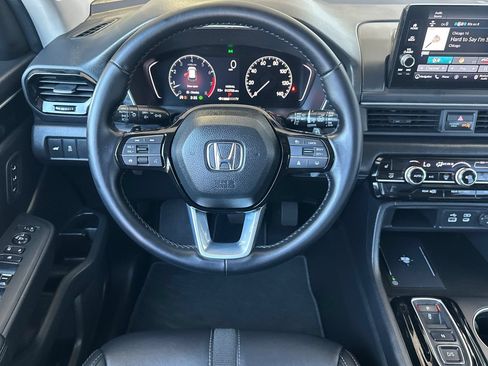 Used 2025 Honda Pilot Touring image 14