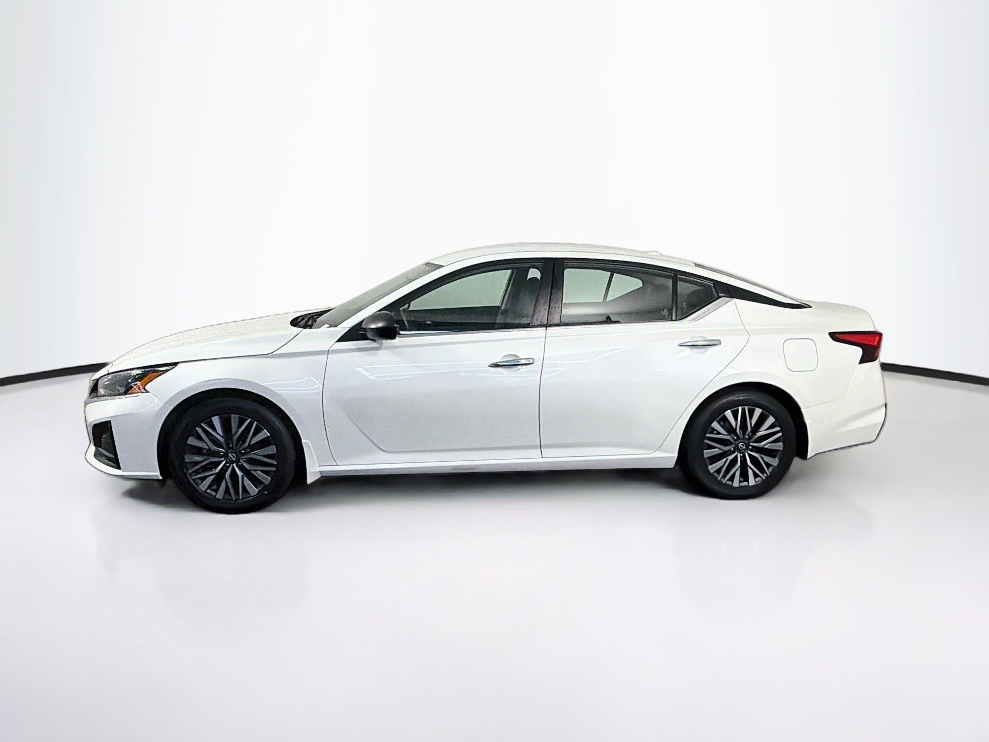 Used 2024 Nissan Altima 2.5 SV FWD image 4