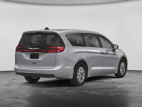 Used 2024 Chrysler Pacifica Touring-L FWD image 2