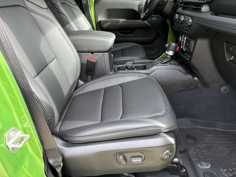 New 2025 Jeep Gladiator Sport w/ Premium Package image 16