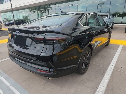 Used 2018 Ford Fusion SE w/ Fusion SE Technology Package image 4