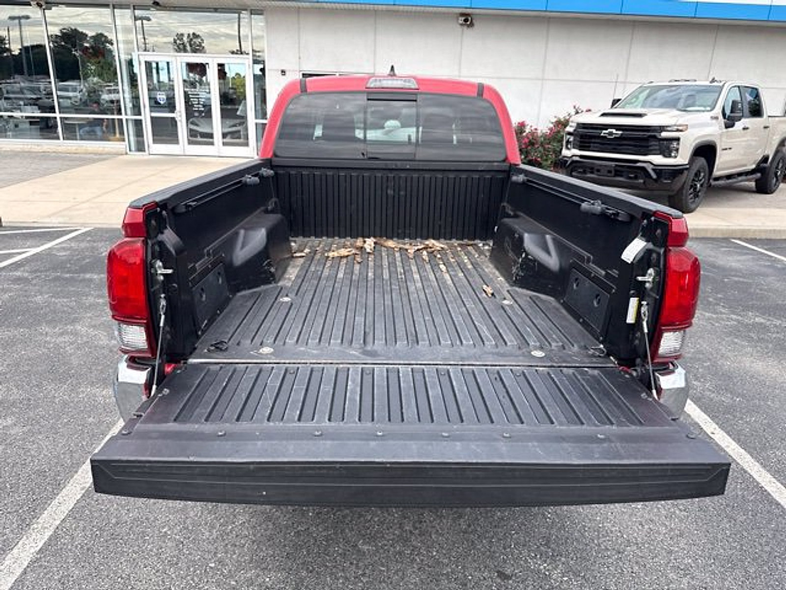 Used 2018 Toyota Tacoma SR5 AWD/4WD image 23