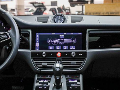 Certified 2025 Porsche Macan image 16