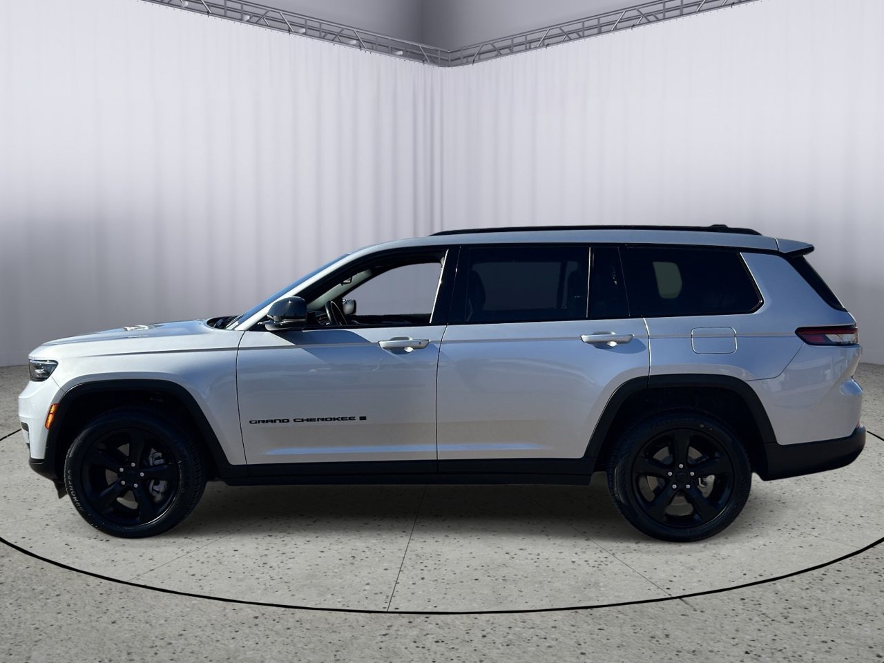 Used 2022 Jeep Grand Cherokee L Laredo RWD image 3