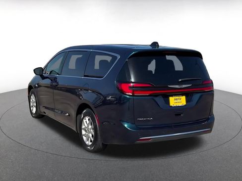 Used 2025 Chrysler Pacifica Select FWD image 9