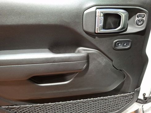 Used 2022 Jeep Gladiator Willys image 9