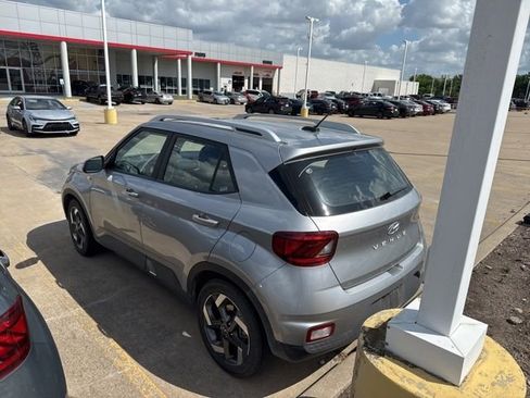 Used 2025 Hyundai Venue SEL image 6