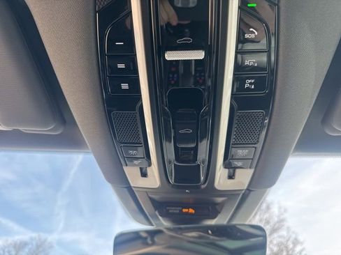 Used 2023 Porsche Cayenne Platinum Edition image 28