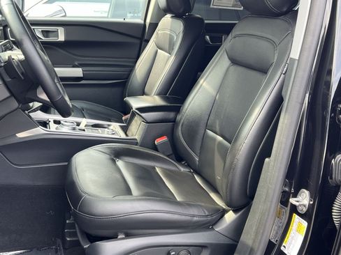 Used 2020 Ford Explorer XLT w/ Equipment Group 202A AWD/4WD image 18