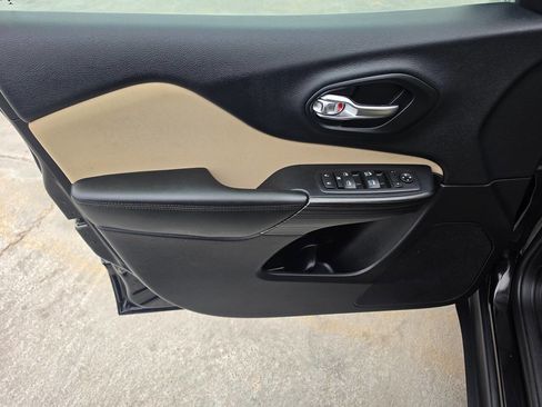 Used 2015 Jeep Cherokee Latitude FWD image 18