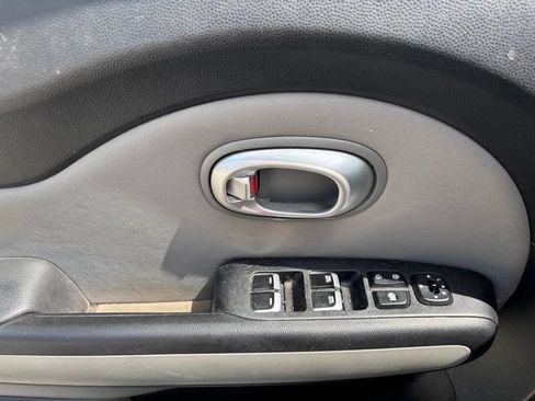 Used 2017 Kia Soul + FWD image 11