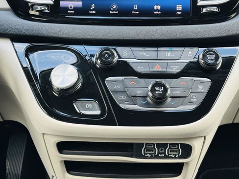 Used 2023 Chrysler Pacifica Touring-L image 24