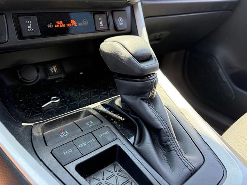 Used 2025 Toyota RAV4 XLE w/ Convenience Package FWD image 9
