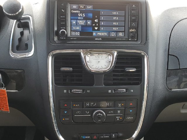 Used 2014 Chrysler Town & Country Touring FWD image 23