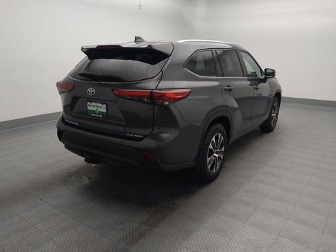 Used 2020 Toyota Highlander XLE AWD/4WD image 9