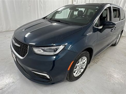 Used 2023 Chrysler Pacifica Touring-L image 7