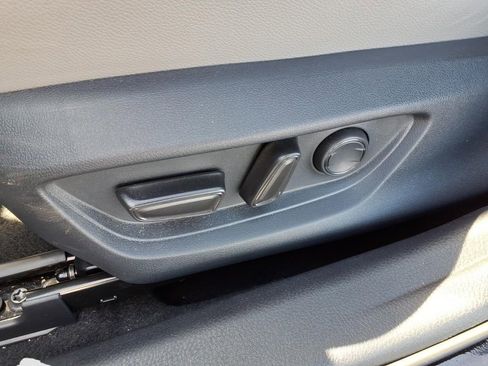 Used 2025 Toyota Camry SE w/ Convenience Package FWD image 15