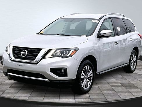 Used 2020 Nissan Pathfinder SV image 2