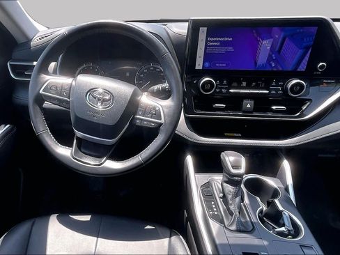 Used 2025 Toyota Highlander XLE FWD image 6