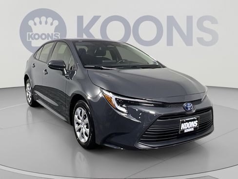 Used 2025 Toyota Corolla LE AWD/4WD image 2