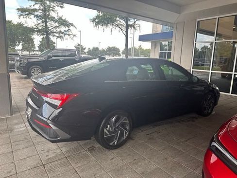 Used 2024 Hyundai Elantra SEL w/ Convenience Package FWD image 2