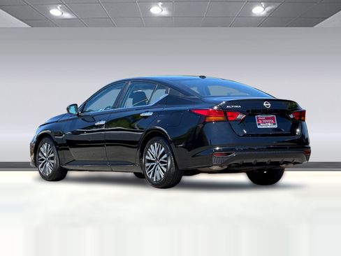 Used 2025 Nissan Altima 2.5 SV FWD image 3