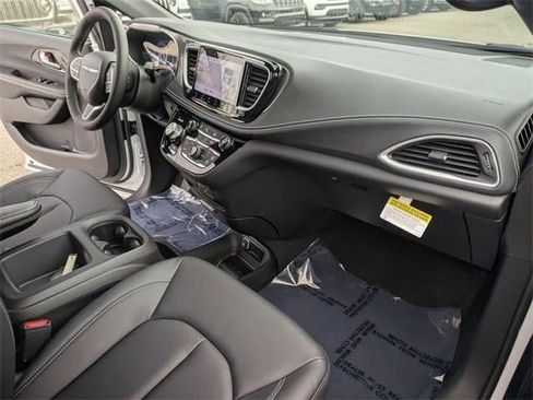 New 2026 Chrysler Pacifica Select image 22
