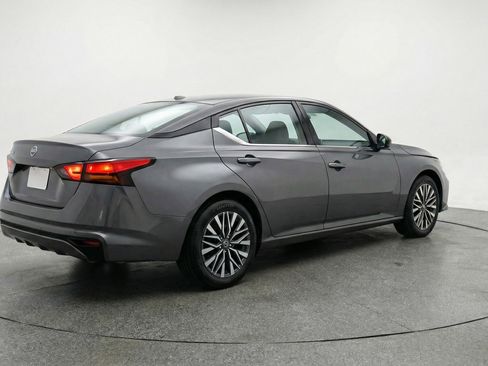 Used 2025 Nissan Altima 2.5 SV FWD image 9
