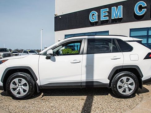 Used 2019 Toyota RAV4 LE image 2