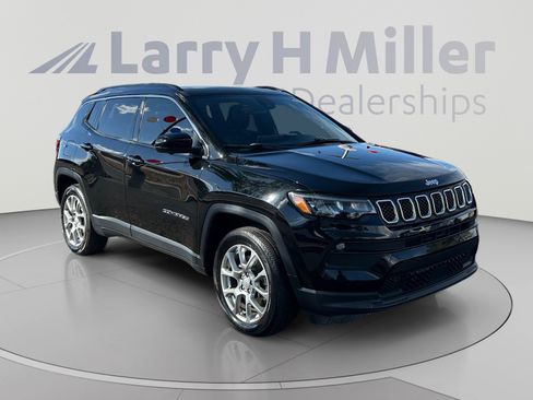 Used 2023 Jeep Compass Latitude w/ Sun and Sound Group AWD/4WD image 7