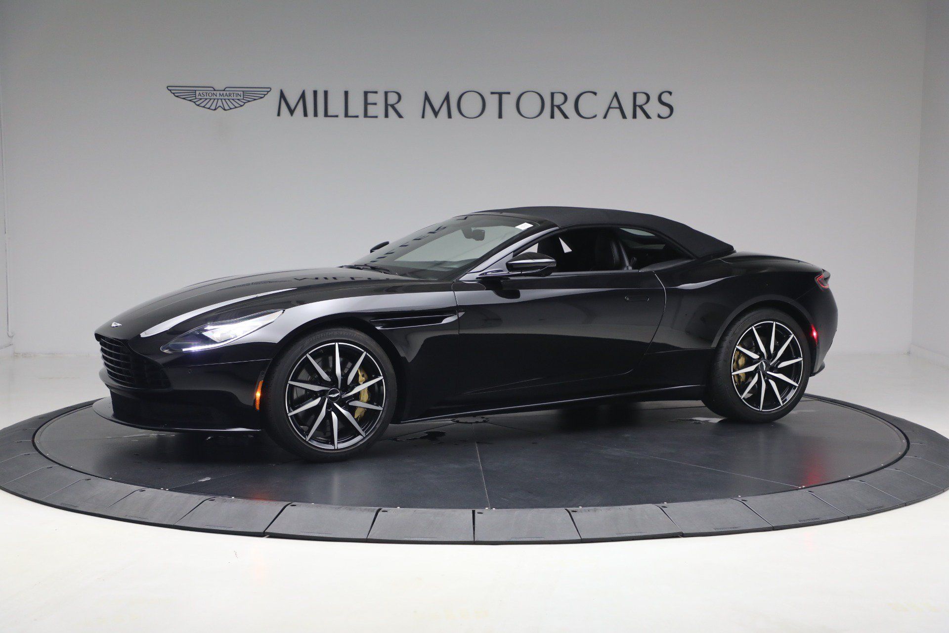 Used 2020 Aston Martin DB11 Volante RWD image 17