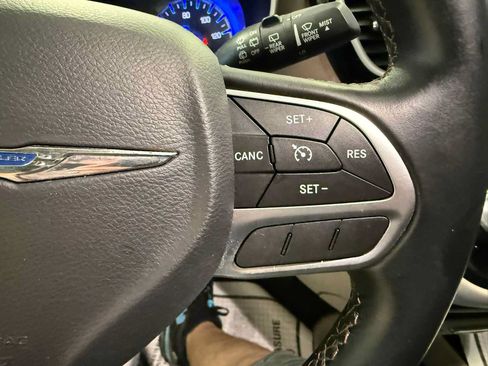 Used 2017 Chrysler Pacifica Touring-L w/ Tire & Wheel Group FWD image 28
