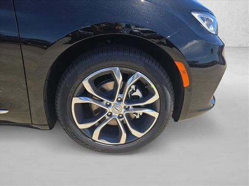 New 2026 Chrysler Pacifica Pinnacle image 10