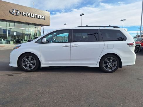 Used 2017 Toyota Sienna SE Premium image 6