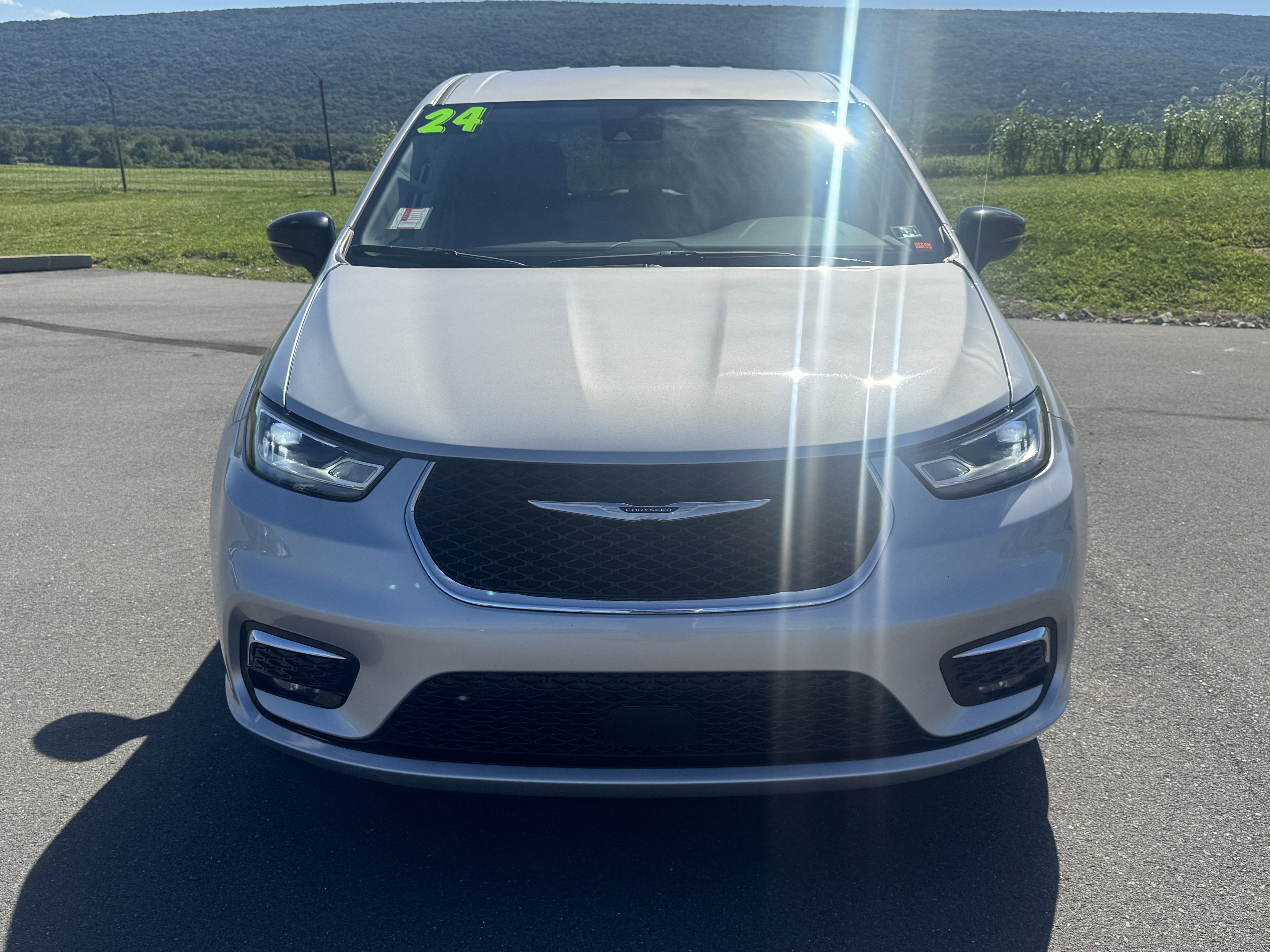 Used 2024 Chrysler Pacifica Touring-L FWD image 9