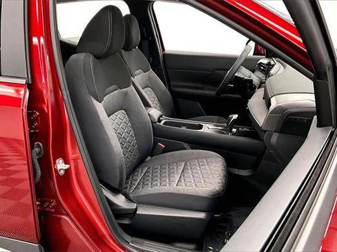 Used 2025 Nissan Kicks SV image 7