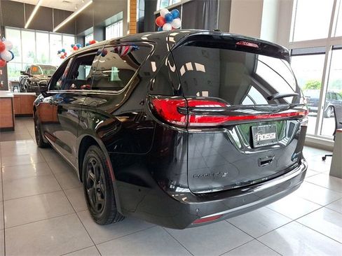 Certified 2023 Chrysler Pacifica Touring-L w/ S Appearance Package image 3