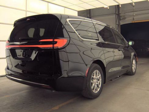 Used 2026 Chrysler Pacifica Select image 8