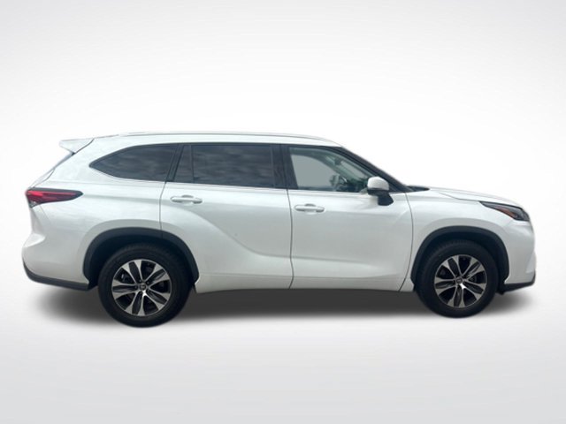 Used 2022 Toyota Highlander XLE FWD image 2