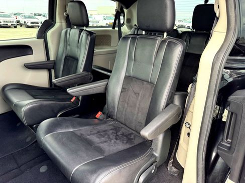 Used 2018 Dodge Grand Caravan SXT image 17