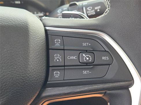 New 2025 Jeep Grand Cherokee Limited w/ Black Appearance Package image 32