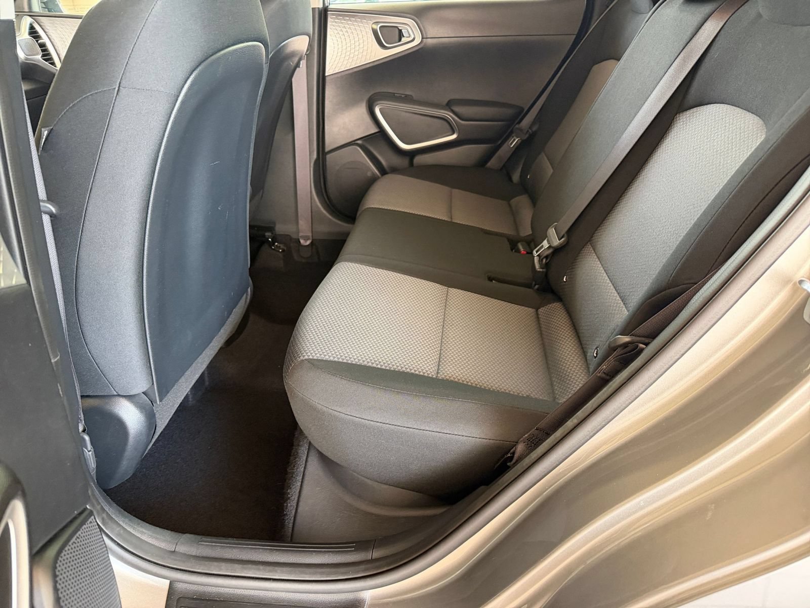 Used 2025 Kia Soul LX w/ LX Technology Package FWD image 22
