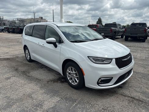 Used 2023 Chrysler Pacifica Touring-L FWD image 4