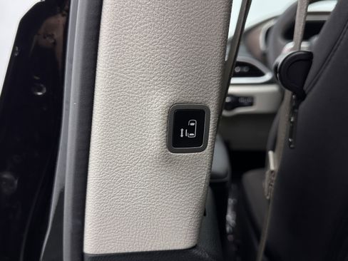 Used 2024 Chrysler Voyager LX FWD image 28